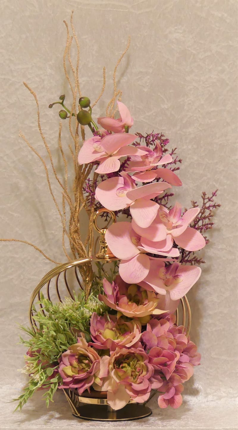 מבחר מרהיב של אגרטלים עם פרחי משי איכותיים