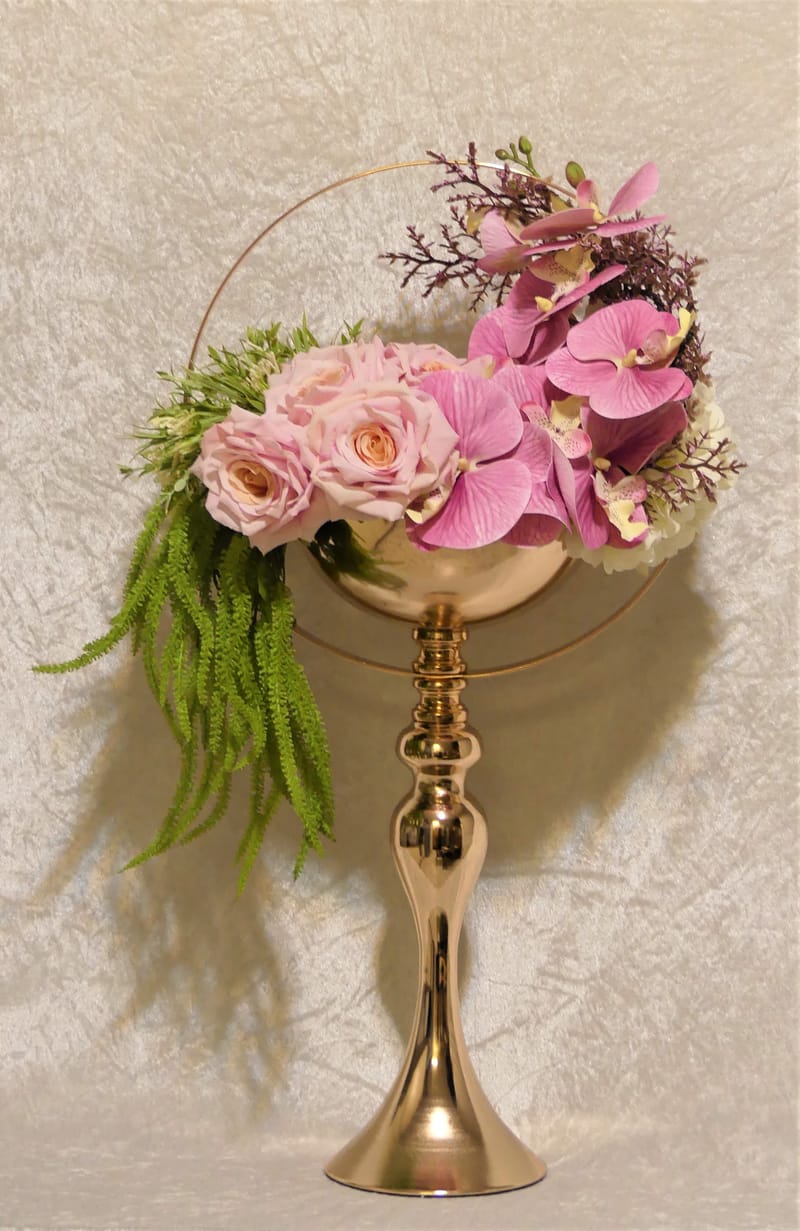 מבחר מרהיב של אגרטלים עם פרחי משי איכותיים