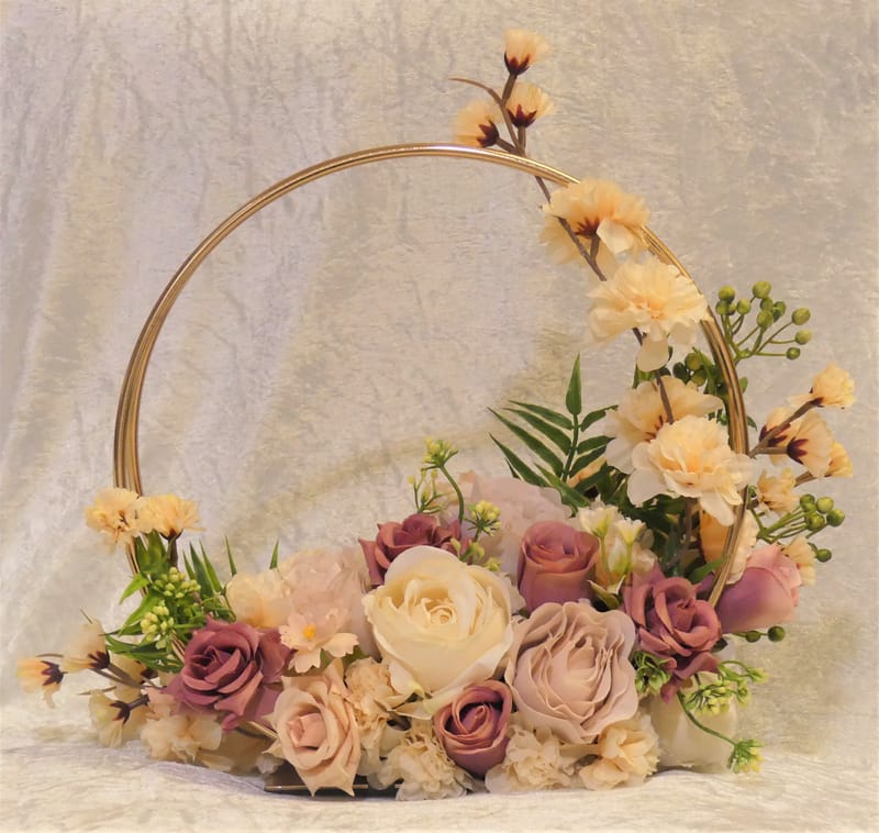 מבחר מרהיב של אגרטלים עם פרחי משי איכותיים