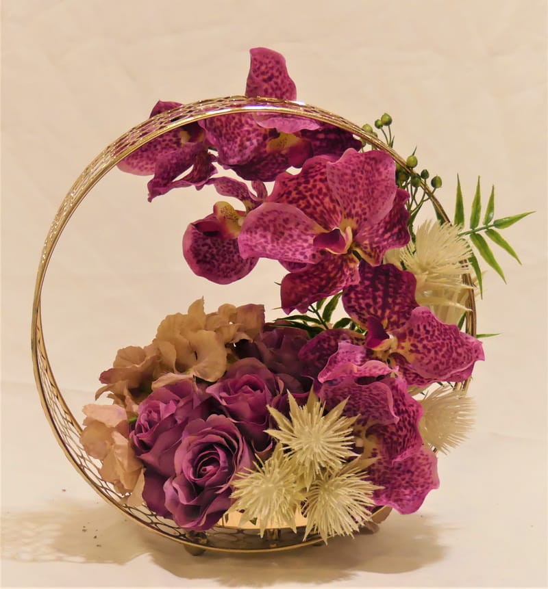 מבחר מרהיב של אגרטלים עם פרחי משי איכותיים