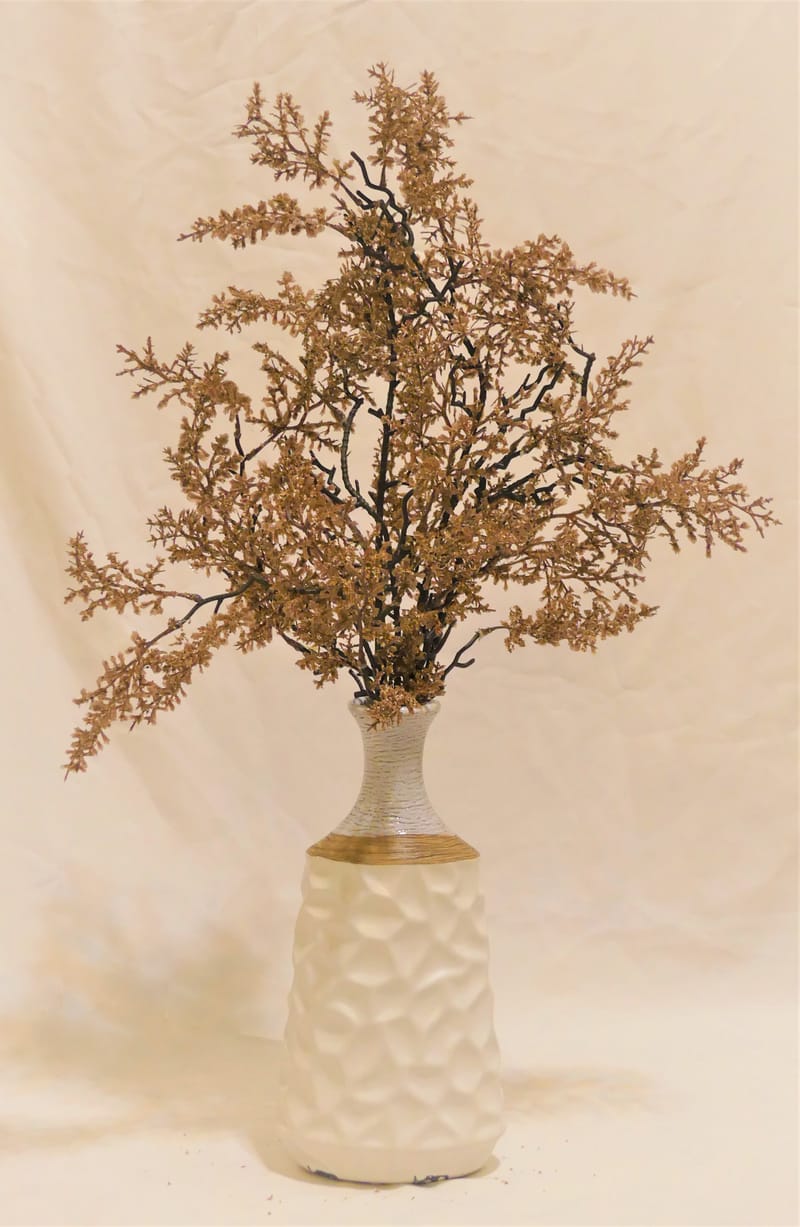 מבחר מרהיב של אגרטלים עם פרחי משי איכותיים