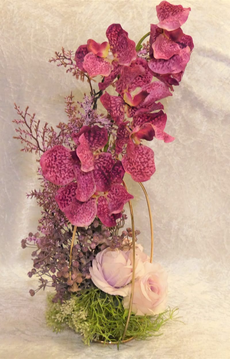 מבחר מרהיב של אגרטלים עם פרחי משי איכותיים