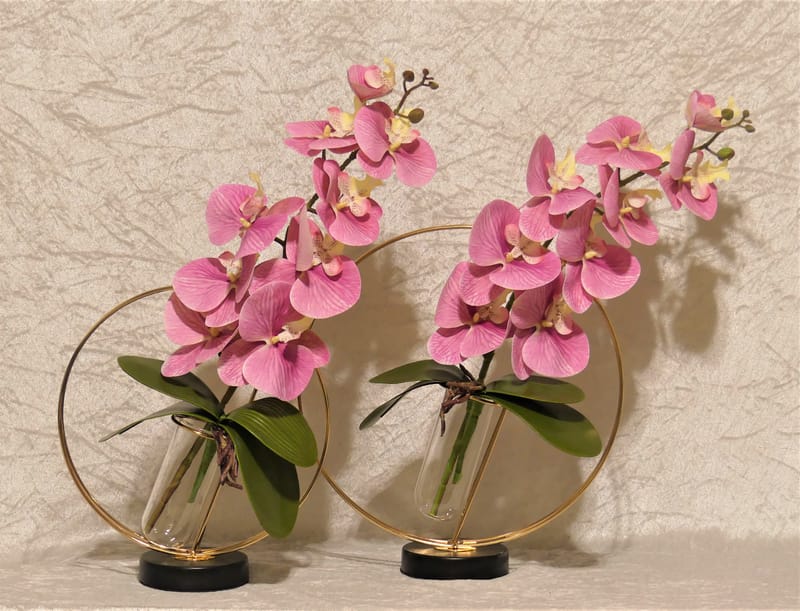 מבחר מרהיב של אגרטלים עם פרחי משי איכותיים