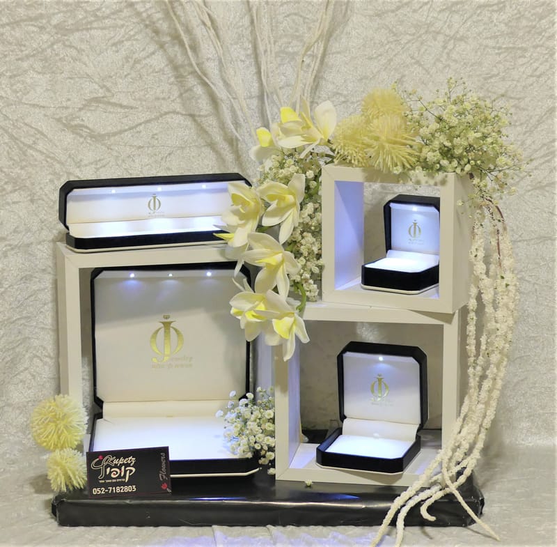 עיצובי תכשיטים בשילוב פרחים 