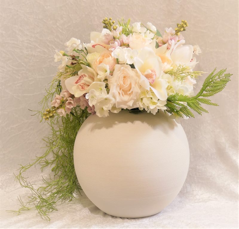 מבחר מרהיב של אגרטלים עם פרחי משי איכותיים