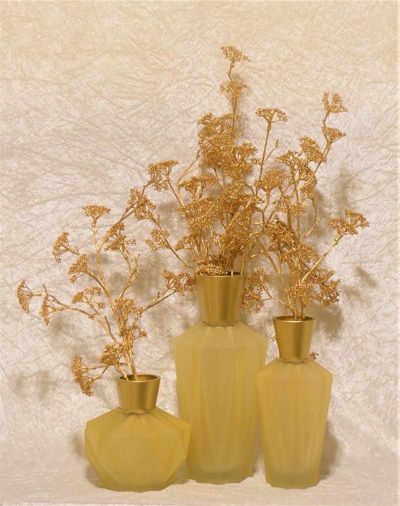 מבחר מרהיב של אגרטלים עם פרחי משי איכותיים