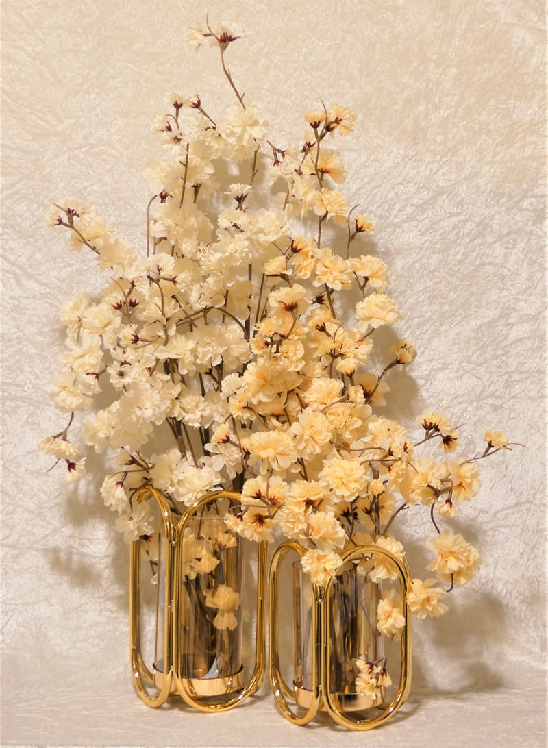 מבחר מרהיב של אגרטלים עם פרחי משי איכותיים