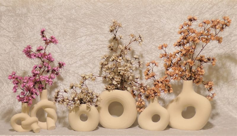 מבחר מרהיב של אגרטלים עם פרחי משי איכותיים