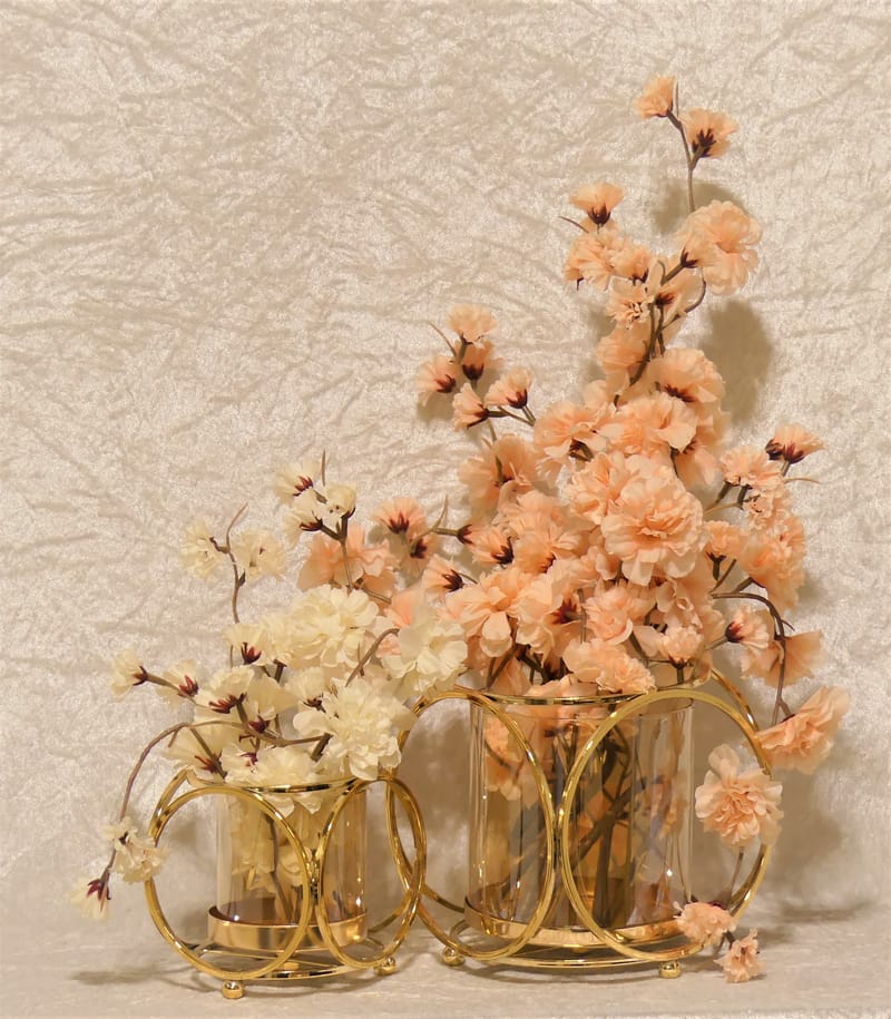 מבחר מרהיב של אגרטלים עם פרחי משי איכותיים