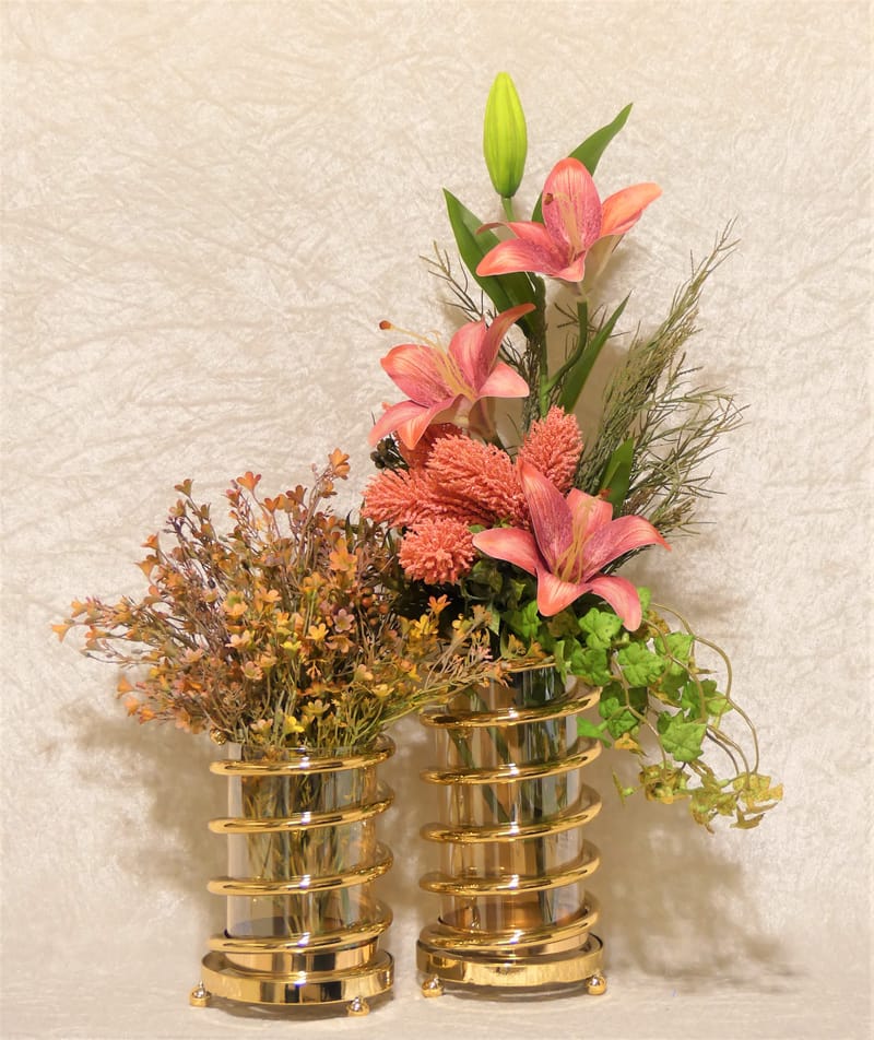 מבחר מרהיב של אגרטלים עם פרחי משי איכותיים