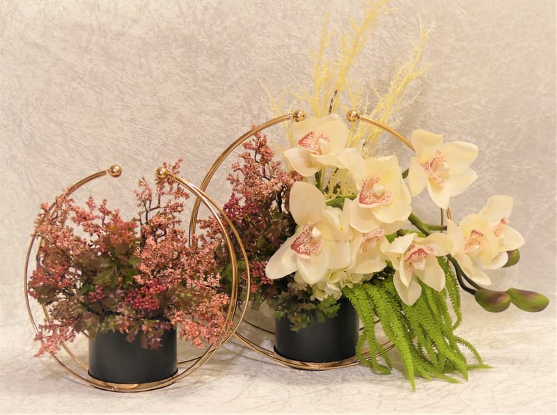 מבחר מרהיב של אגרטלים עם פרחי משי איכותיים