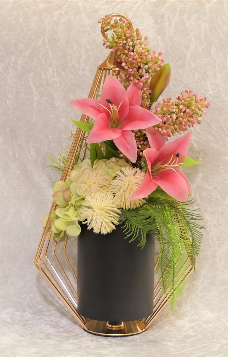 מבחר מרהיב של אגרטלים עם פרחי משי איכותיים