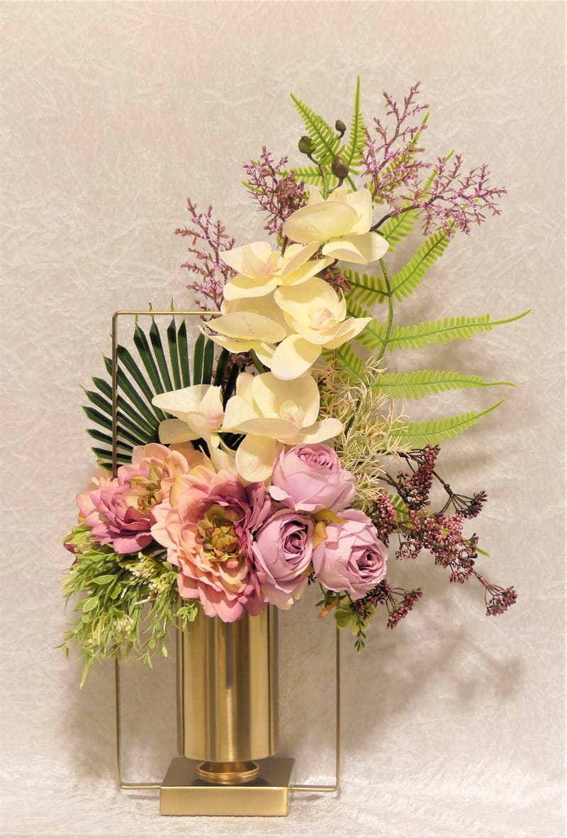 מבחר מרהיב של אגרטלים עם פרחי משי איכותיים