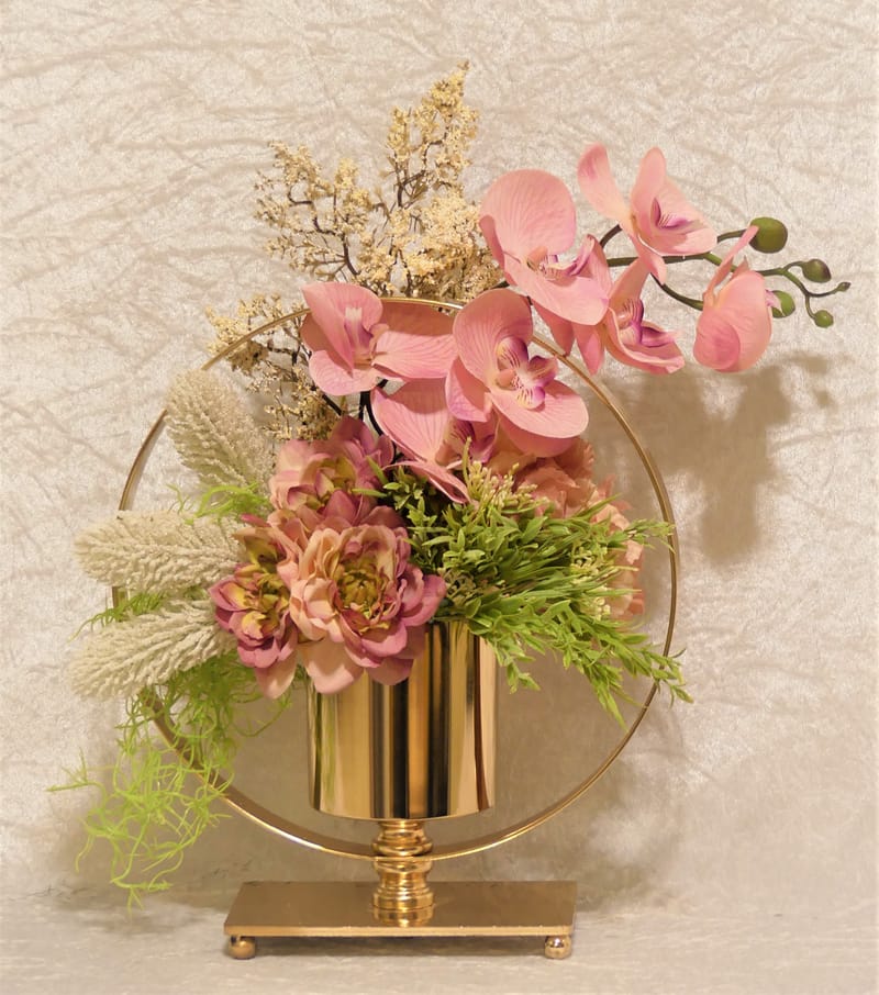 מבחר מרהיב של אגרטלים עם פרחי משי איכותיים