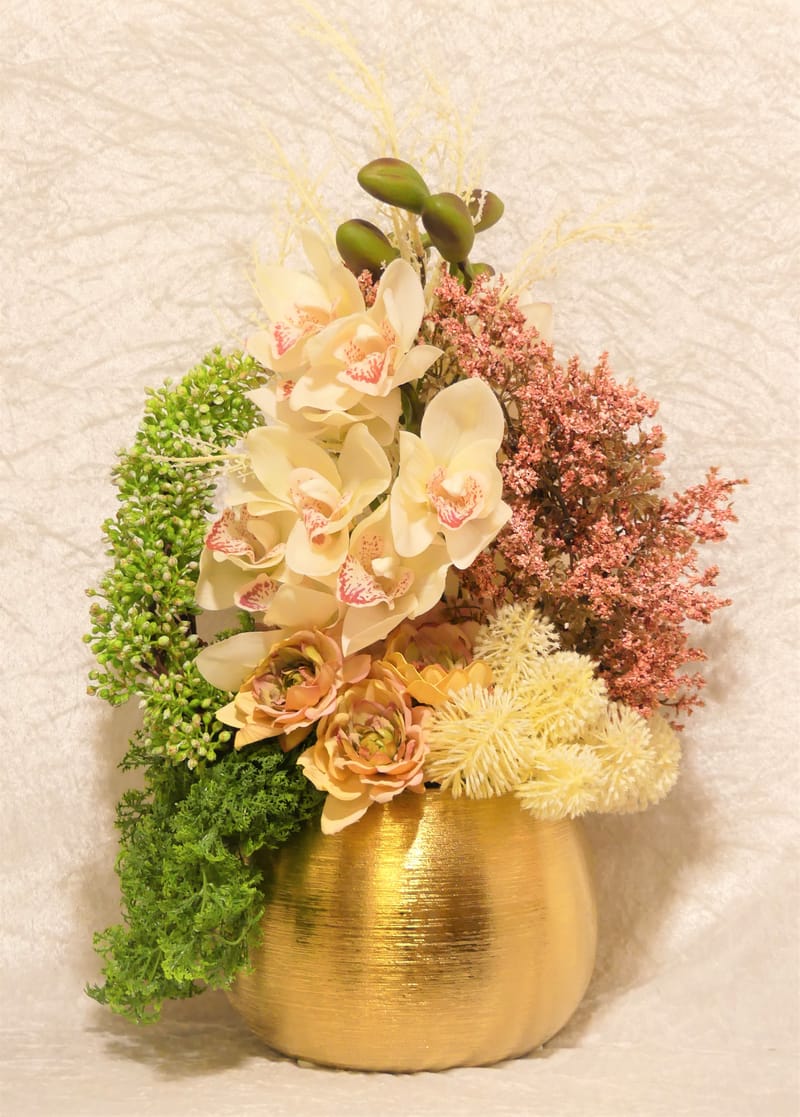 מבחר מרהיב של אגרטלים עם פרחי משי איכותיים