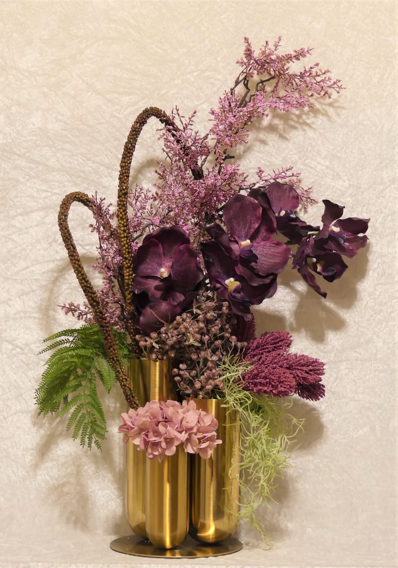 מבחר מרהיב של אגרטלים עם פרחי משי איכותיים