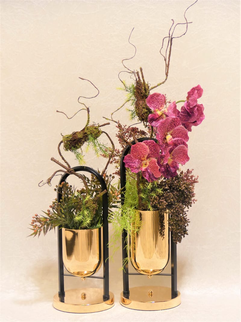 מבחר מרהיב של אגרטלים עם פרחי משי איכותיים