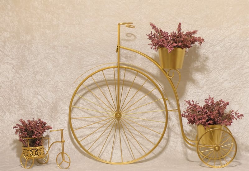 מבחר מרהיב של אגרטלים עם פרחי משי איכותיים