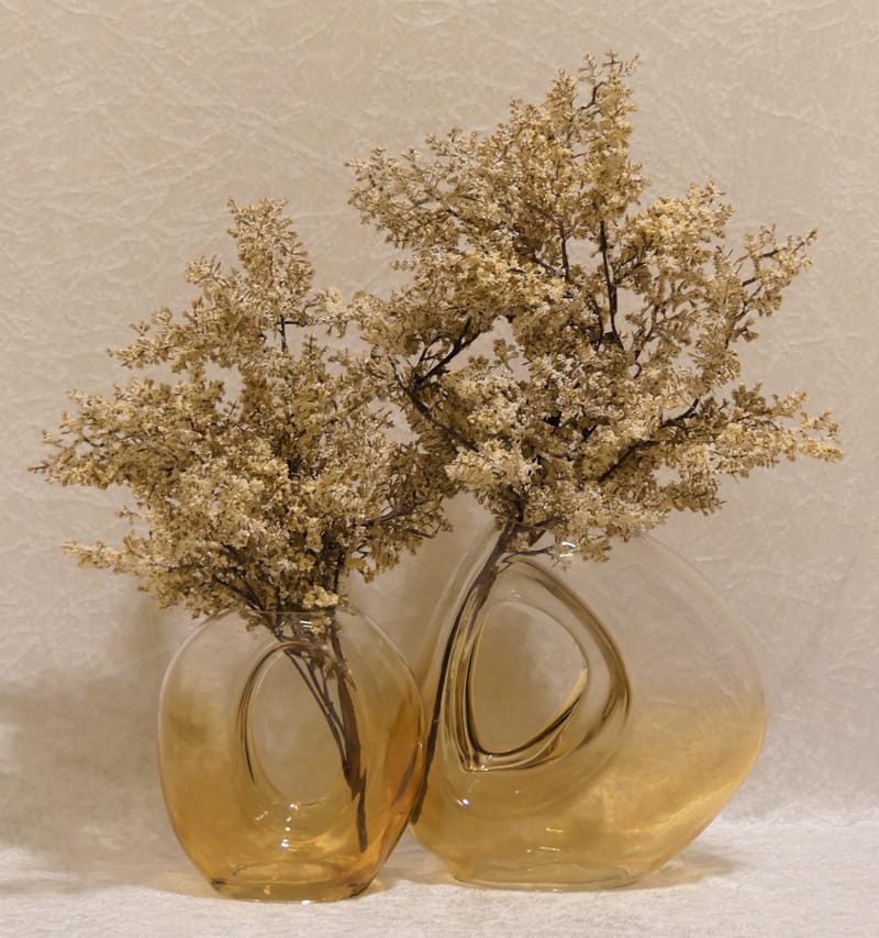 מבחר מרהיב של אגרטלים עם פרחי משי איכותיים