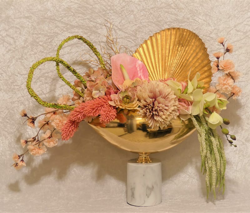 מבחר מרהיב של אגרטלים עם פרחי משי איכותיים