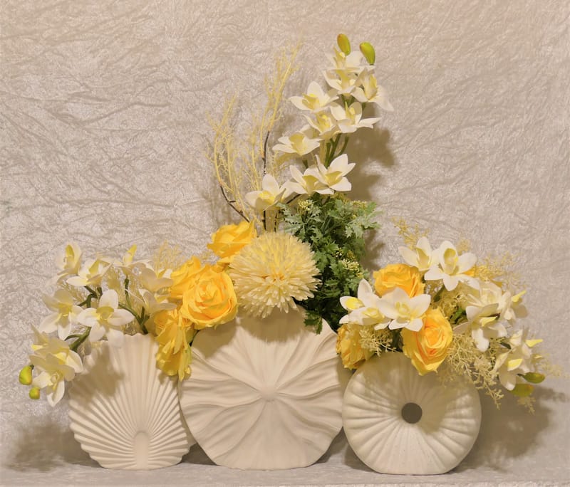 מבחר מרהיב של אגרטלים עם פרחי משי איכותיים