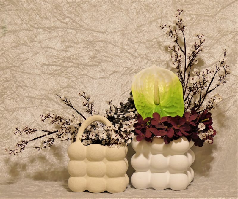 מבחר מרהיב של אגרטלים עם פרחי משי איכותיים