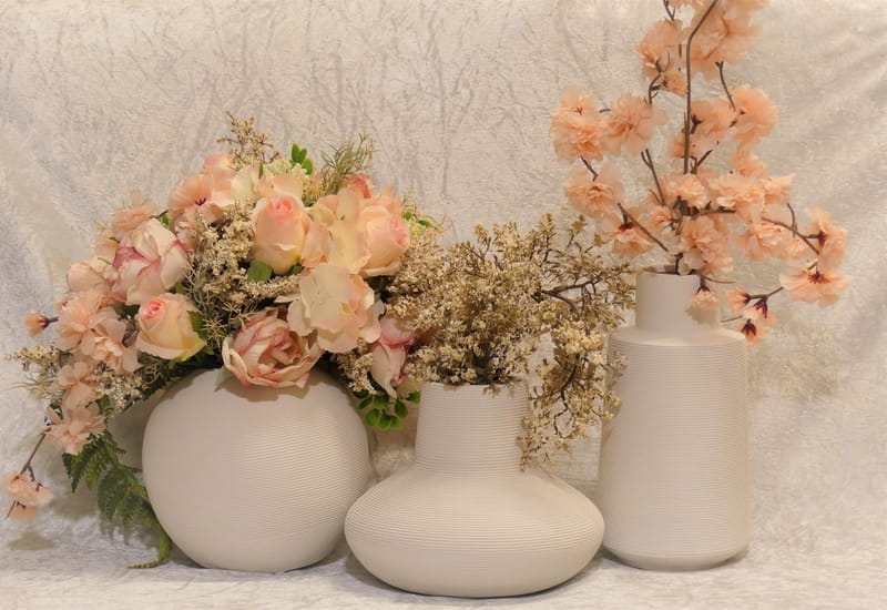 מבחר מרהיב של אגרטלים עם פרחי משי איכותיים