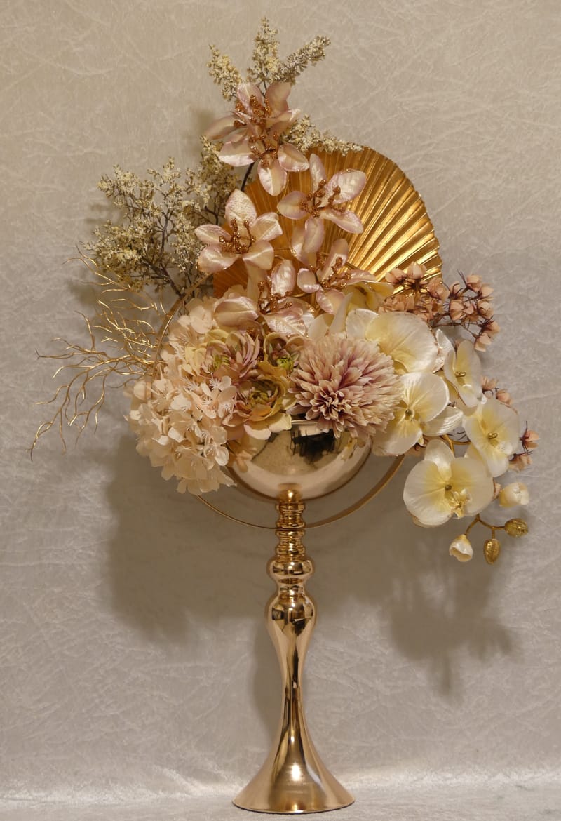 מבחר מרהיב של אגרטלים עם פרחי משי איכותיים