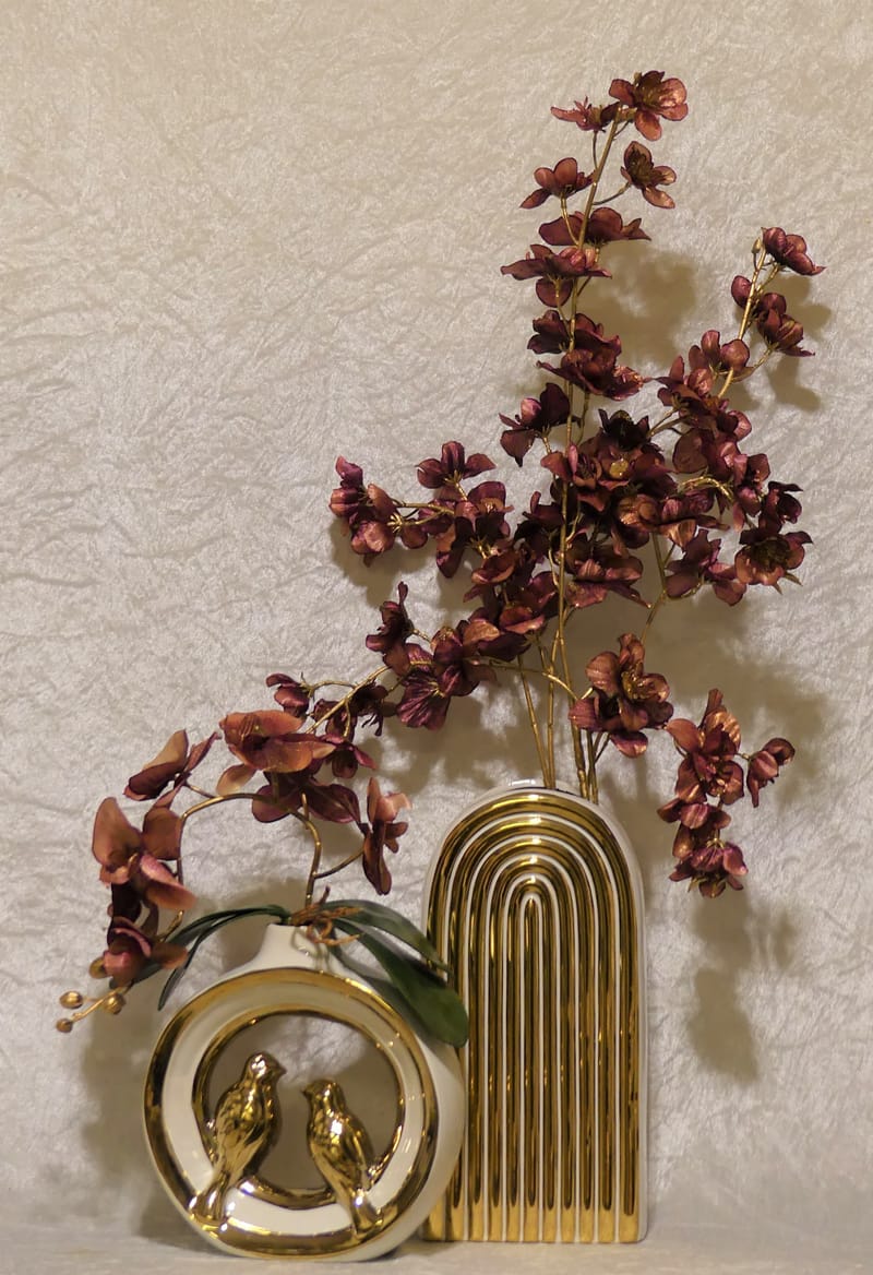 מבחר מרהיב של אגרטלים עם פרחי משי איכותיים