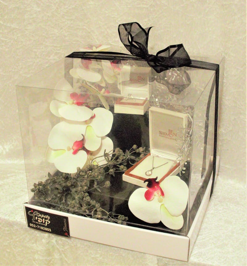 עיצובי תכשיטים בתוך קופסא שקופה