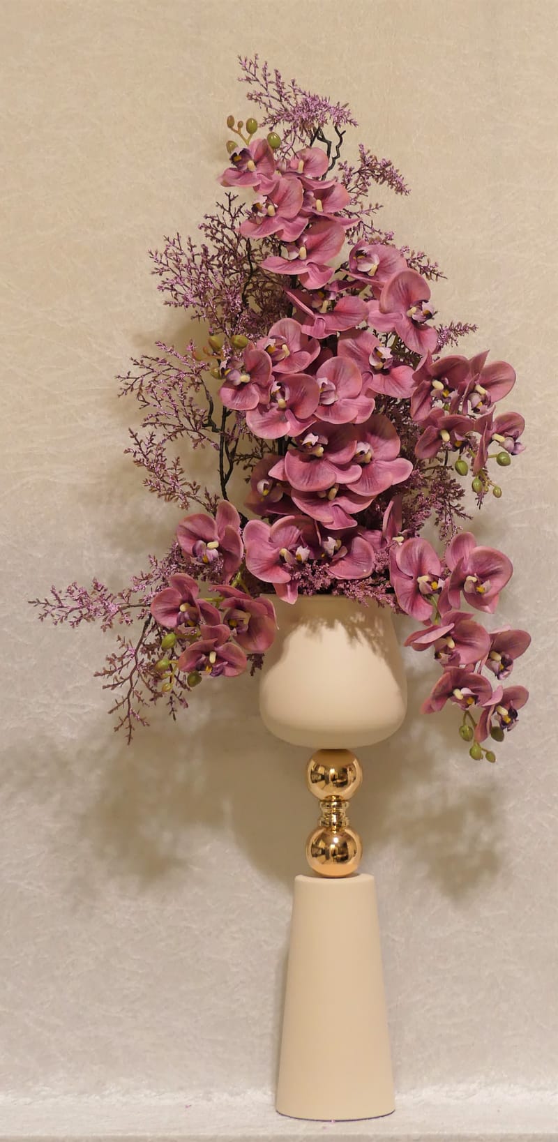 מבחר מרהיב של אגרטלים עם פרחי משי איכותיים