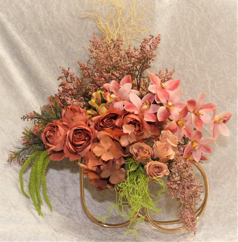 מבחר מרהיב של אגרטלים עם פרחי משי איכותיים