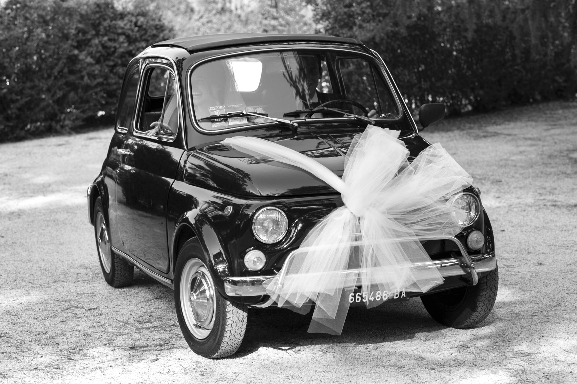 the bride arriving on vintage fiat 500