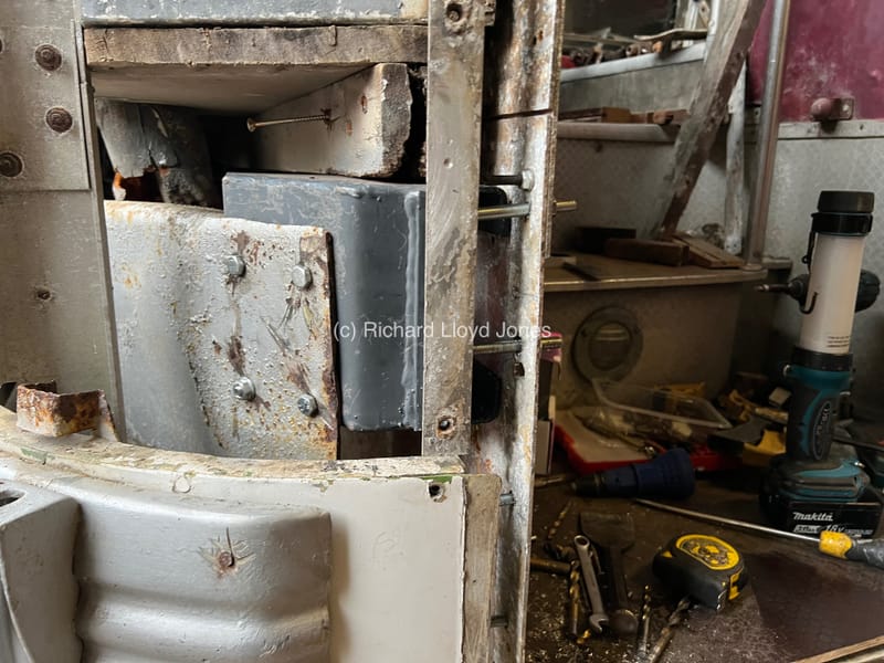 Body Session 15: Nearside front bulkhead and entrance step