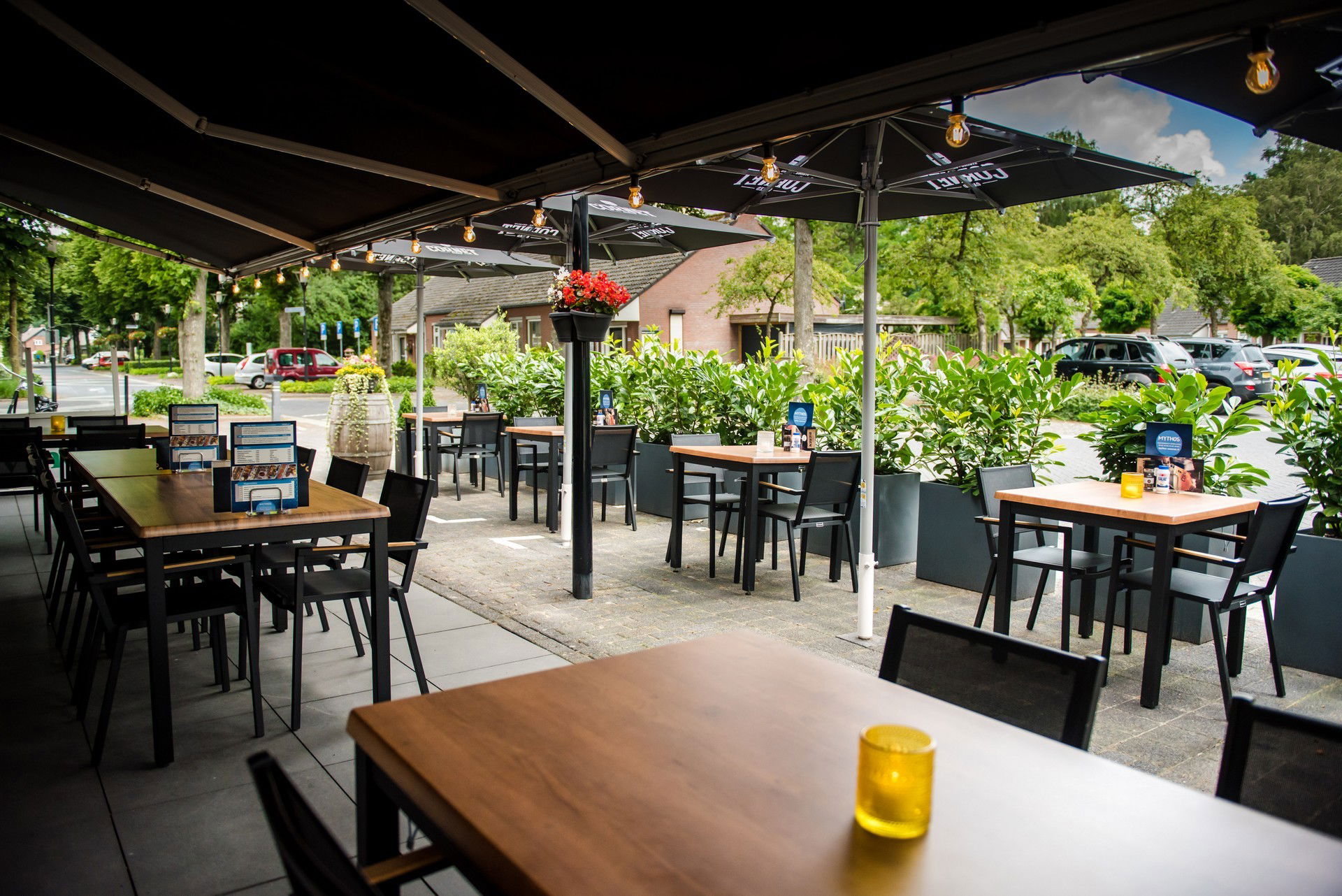 Welkom op ons vernieuwde terras bij Restaurant Mythos in Someren-Eind