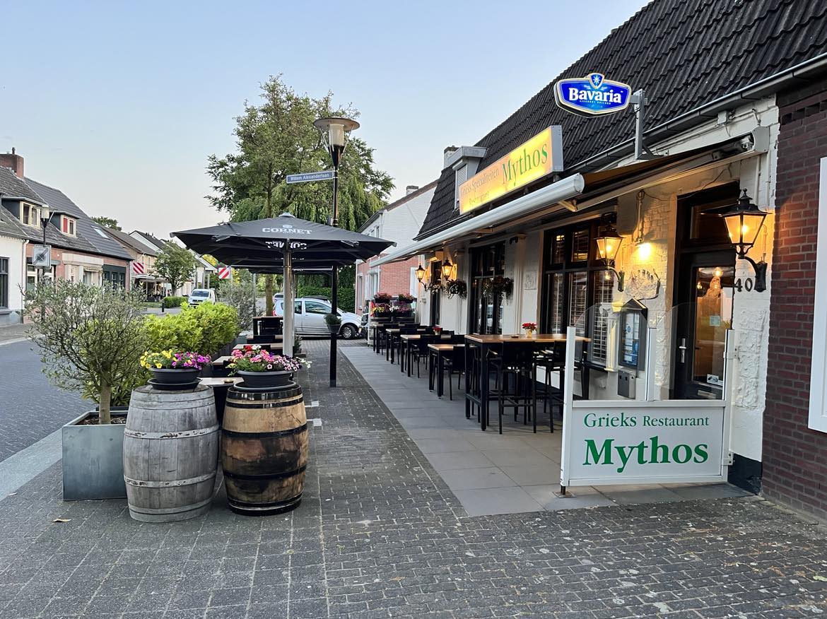 Welkom op ons vernieuwde terras bij Restaurant Mythos in Someren-Eind