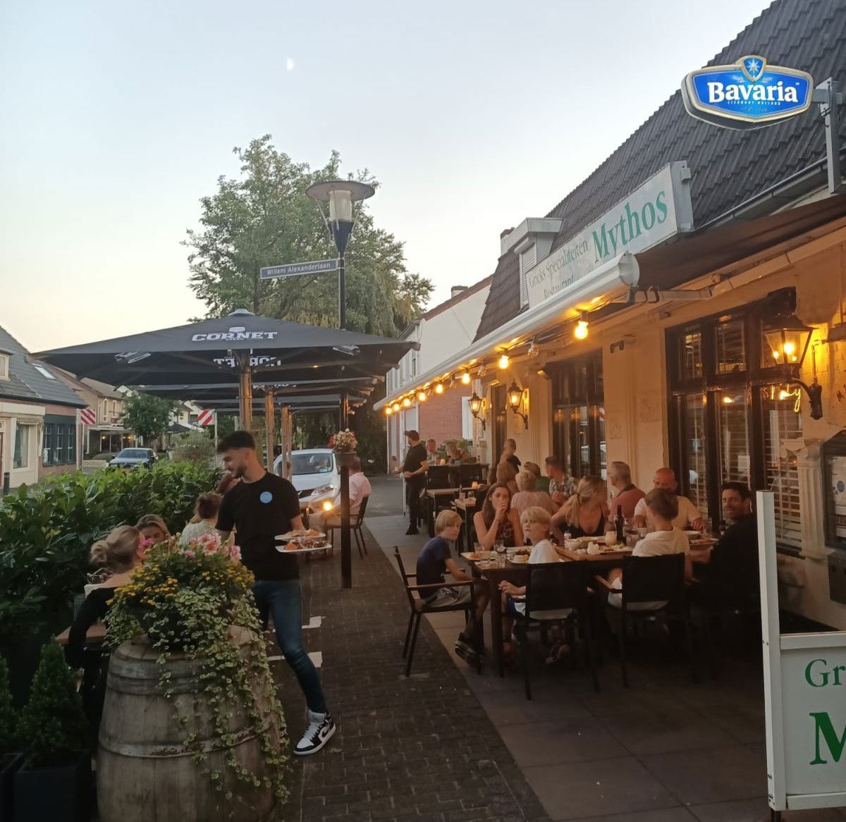 Natuurlijk bestaat altijd de mogelijkheid dat u geen tafel kunt vinden op ons terras