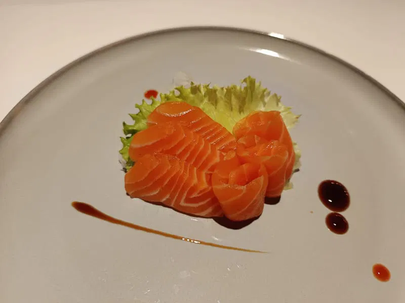 【 Sashimi Salmone 6pz 】