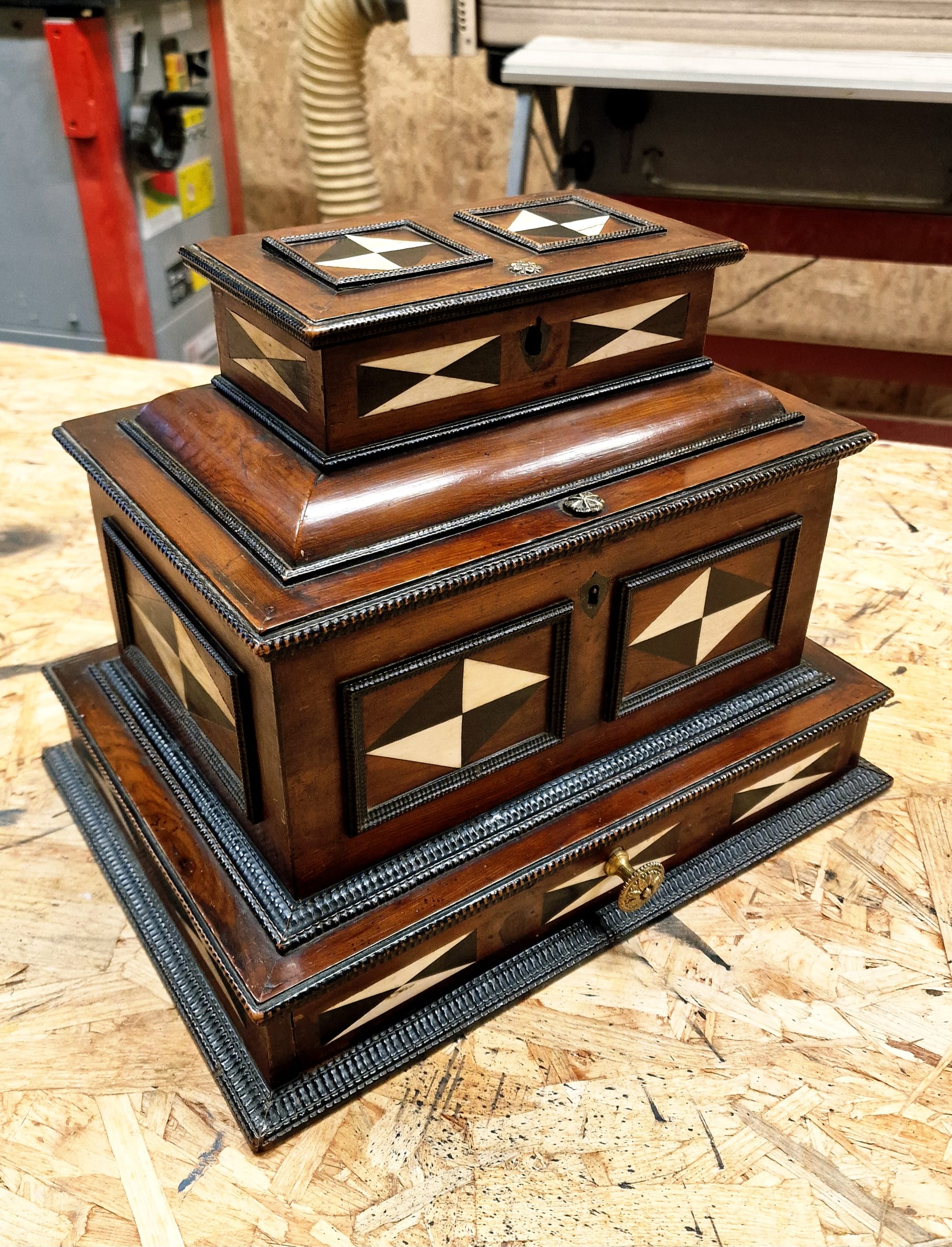 Restauration d'un coffre à secrets de style Second Empire.