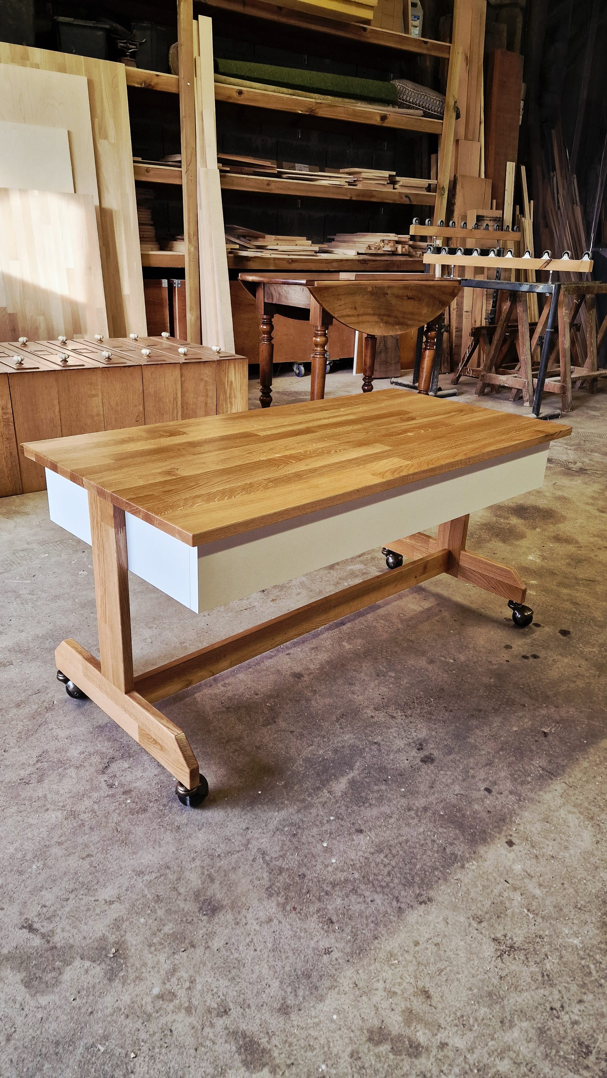 Table basse en chêne et melaminé blanc, à plateau escamotable.