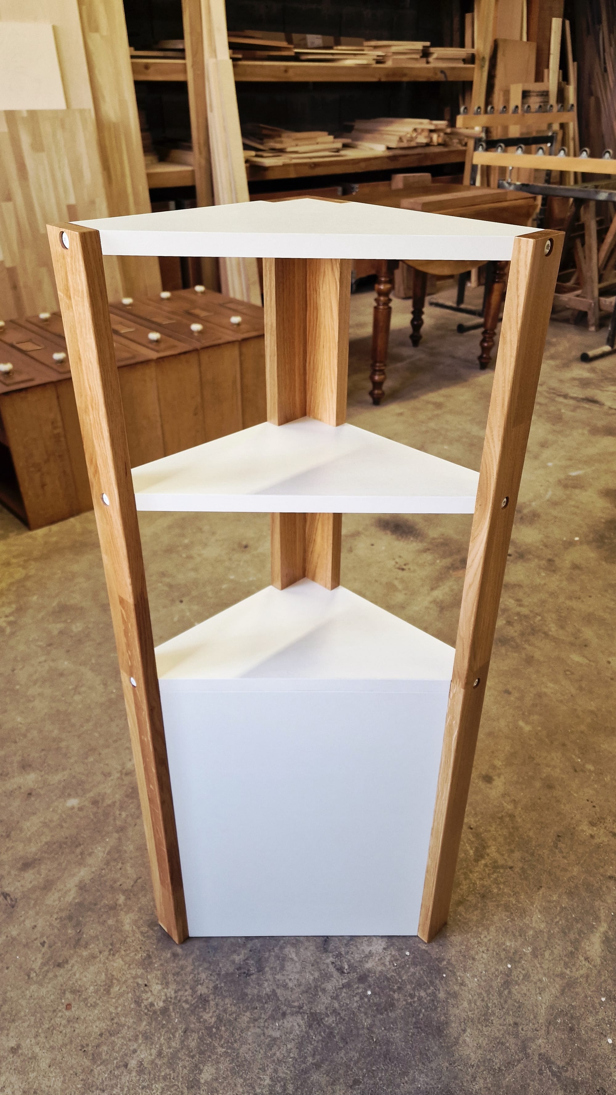 Encoignure en chêne et melaminé blanc.