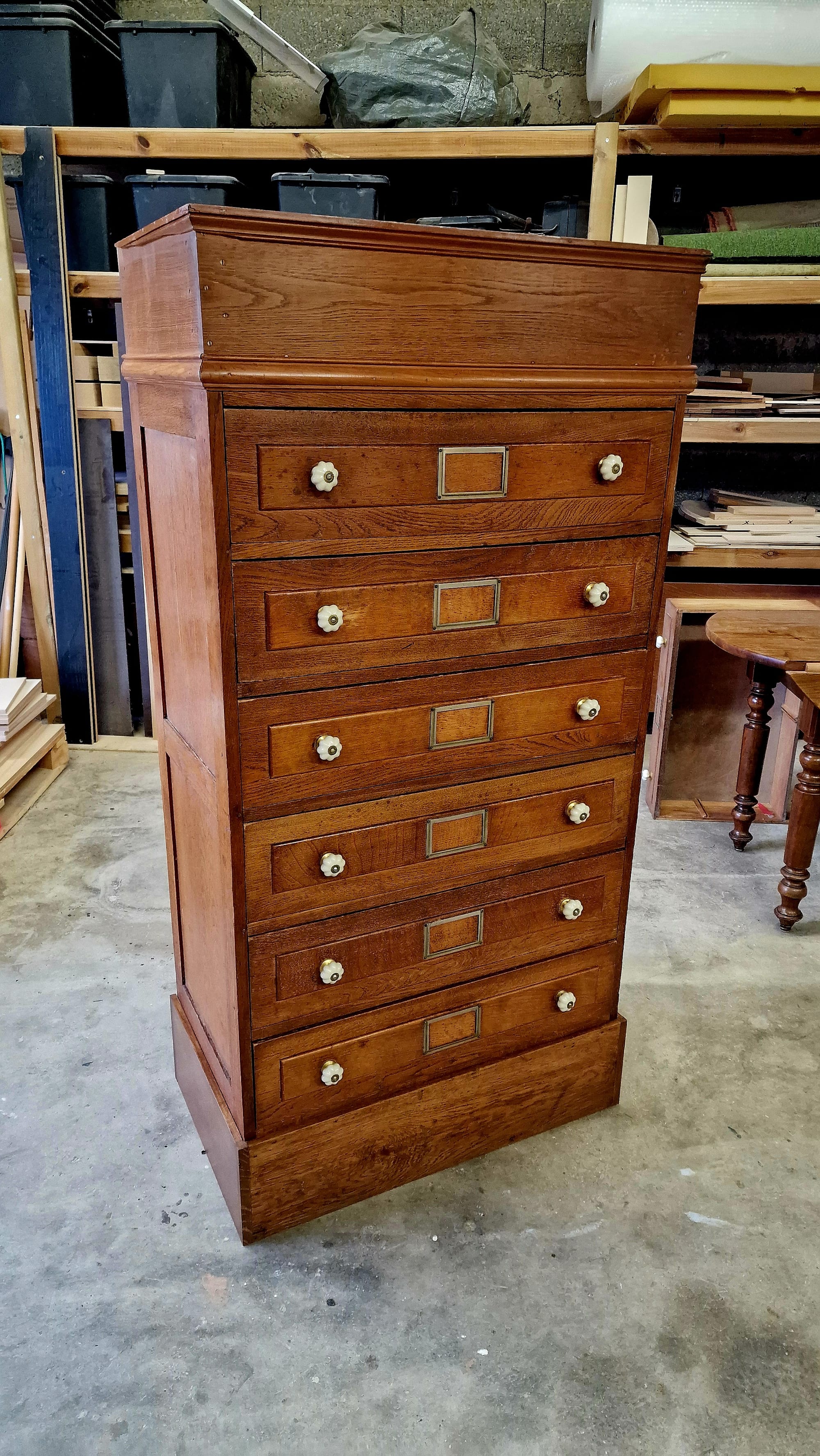 Commode rustique en chêne massif à six tiroirs.