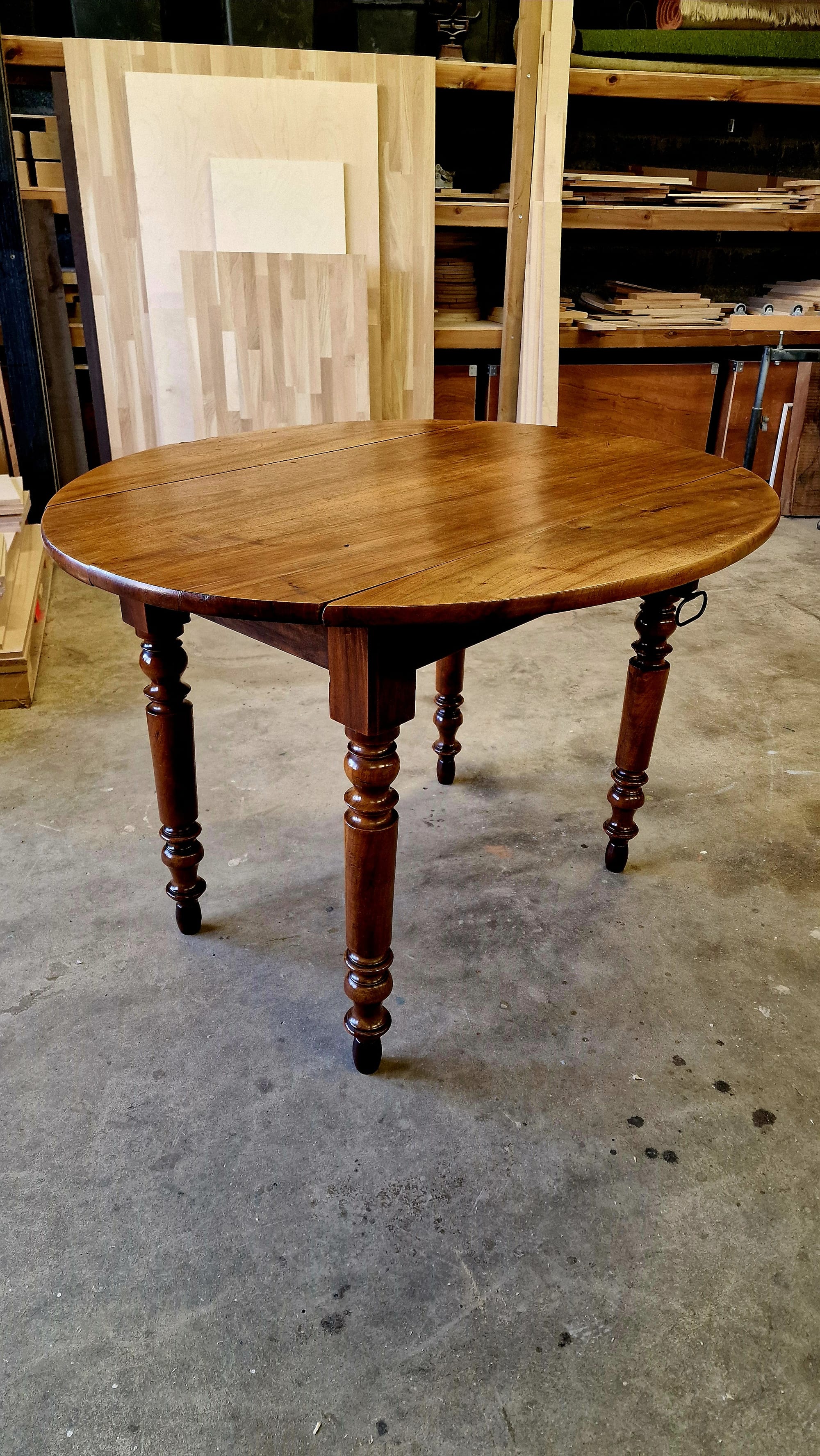 Restauration d'une table rustique ovale en noyer.