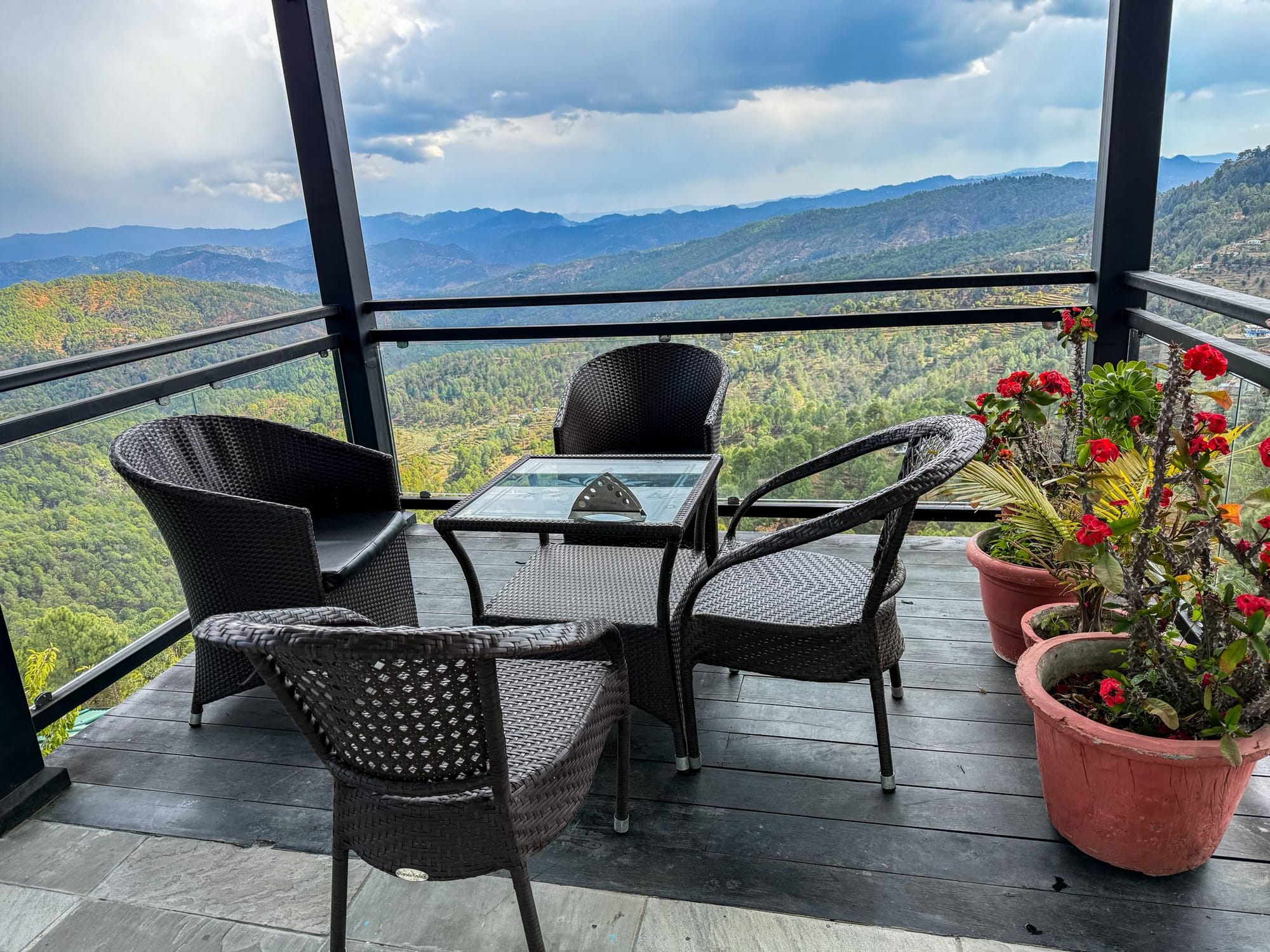 שולחן במרפסת