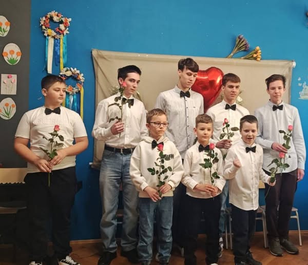 Привітання нашим мамам зі світом Жінки та весни - 8 травня 2025 року