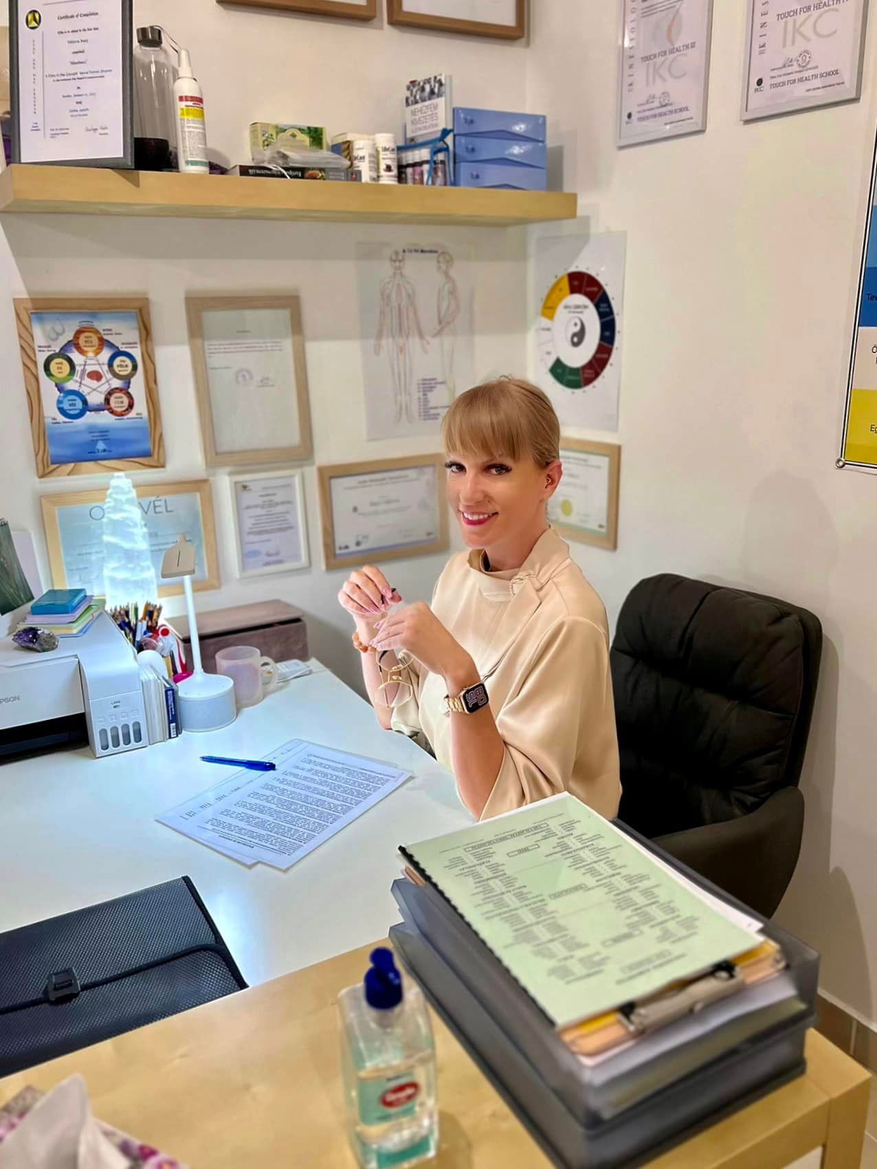 Az elmúlt évek során a kineziológia gyakorlásával azt tapasztaltam, hogy ez a módszer csodálatos eszköz arra, hogy az emberek testi-lelki egyensúlyát helyreállítsuk. 
A munkám során azt látom, hogy a kineziológia nemcsak a stressz oldásában segít, hanem abban is, hogy feltárjuk a mélyen gyökerező blokkokat, amelyek megakadályozzák a fejlődést. Hiszem, hogy mindenkiben ott rejlik a képesség a változásra és a gyógyulásra, és a kineziológia segít felszabadítani ezt a belső erőt.
Bajsz Viktória