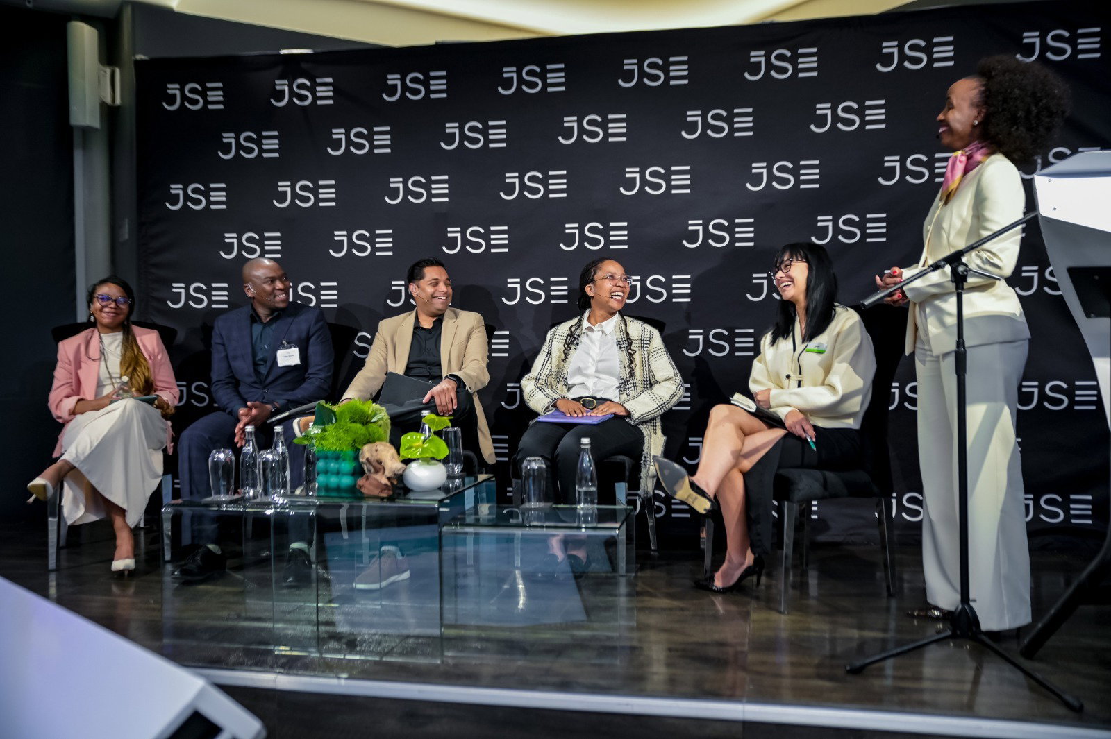 Khanyi Mlambo à la bourse de Johannesburg (JSE)