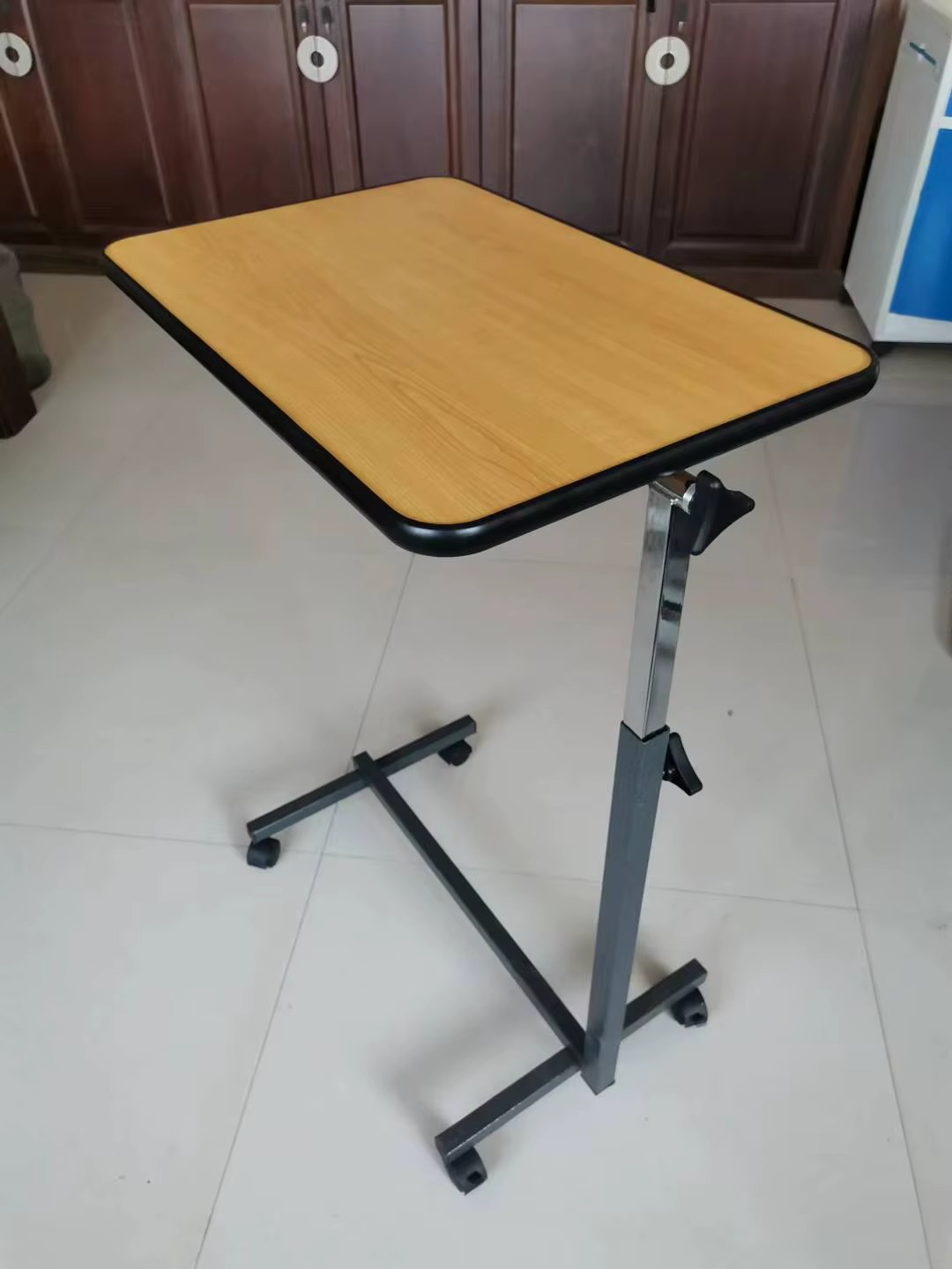 Ali Offre Spéciale hôpital hauteur réglable 4 roulettes chevet médical Overbed table à manger