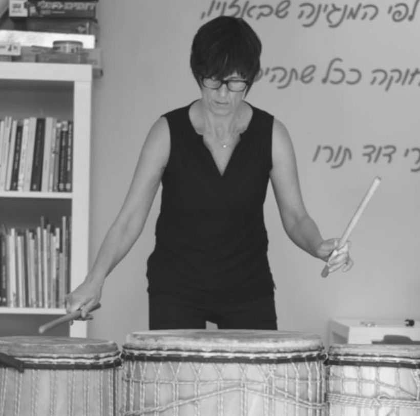 דנה אדלר – טיפול רגשי במוסיקה ותנועה (M.A.), למתבגרים ומבוגרים באבן יהודה ואונליין בזום