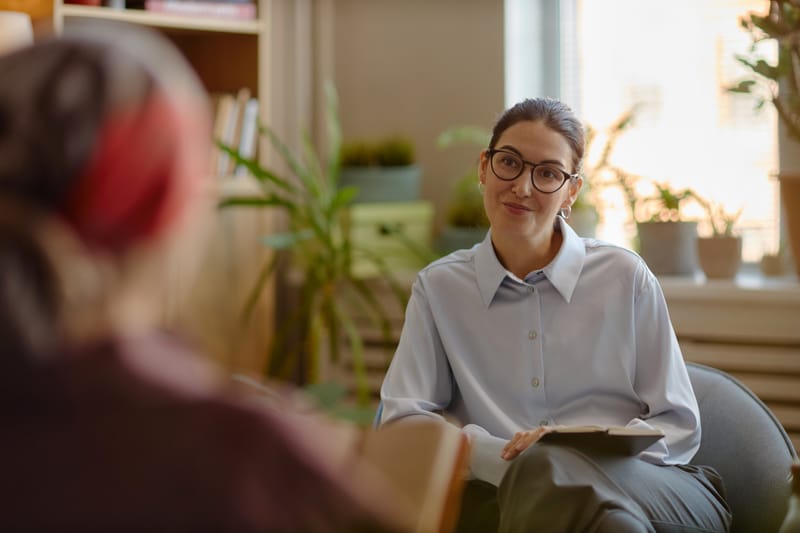 מה קורה בפגישה הראשונה בטיפול רגשי? המדריך לתיאום ציפיות